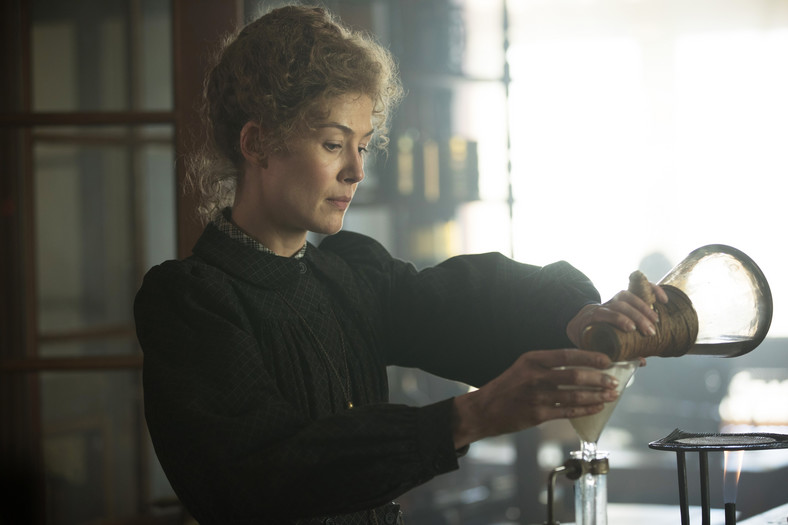 Rosamund Pike jako Maria Skłodowska-Curie w filmie "Radioactive"