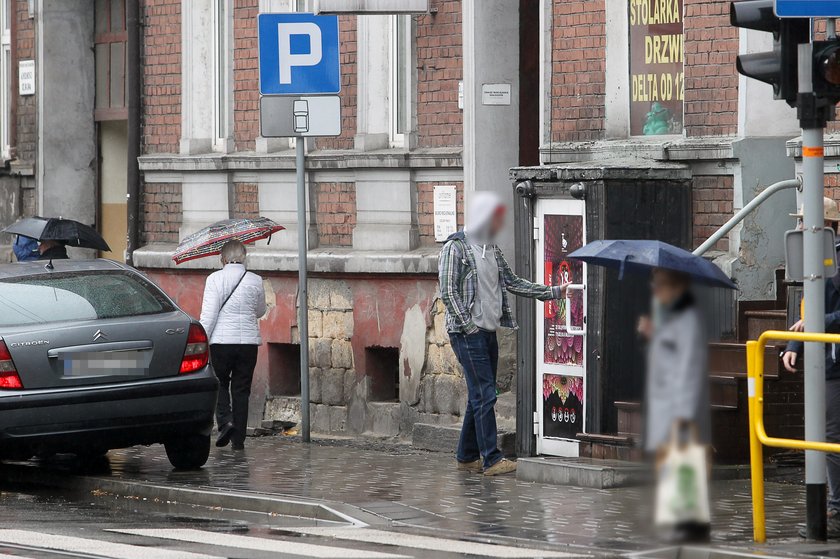 Tu sprzedają śmierć! Interes z dopalaczami kwitnie w budynku gminy!