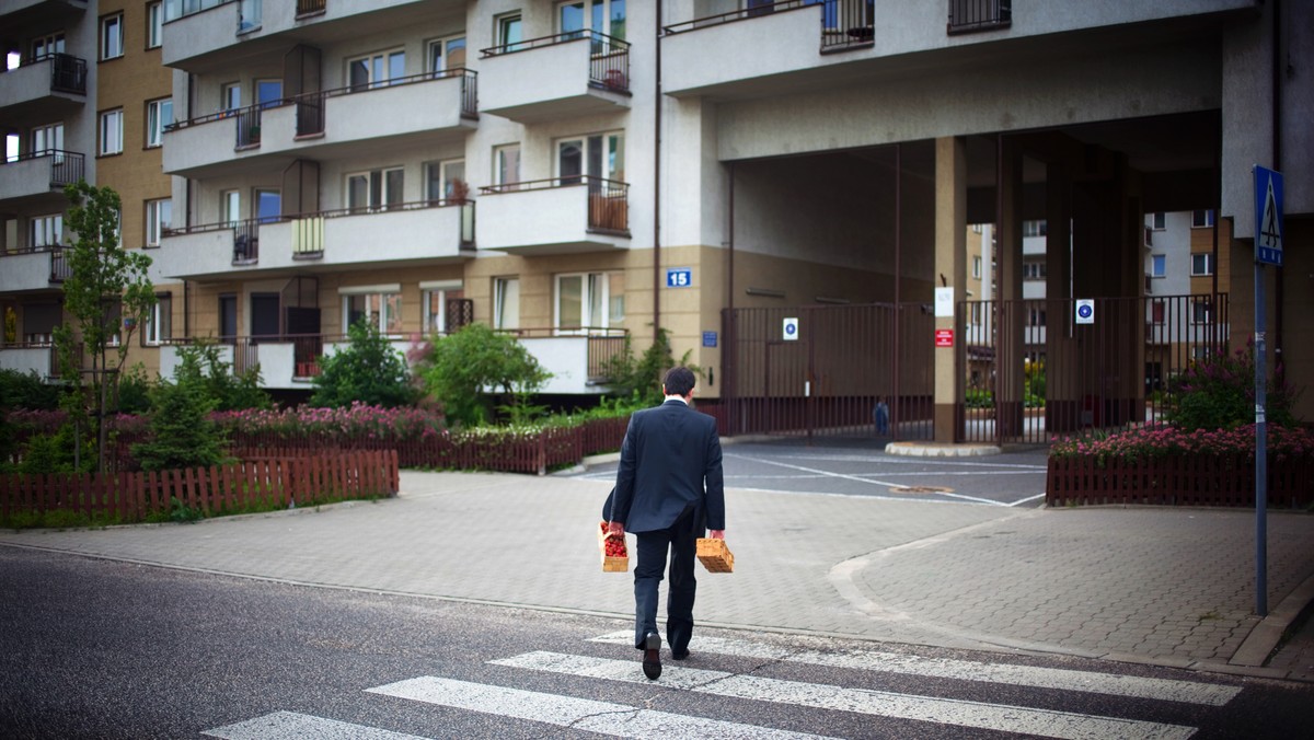 CBA zainteresowało się rozdawanymi oficjelom mieszkaniami służbowymi w stolicy. Pojawiły się już pierwsze wnioski o odebranie lokali na słynnym osiedlu MSW na Kabatach. Na liście jest ponoć siedem nazwisk i adresów – czytamy w świątecznym wydaniu "Polityki".