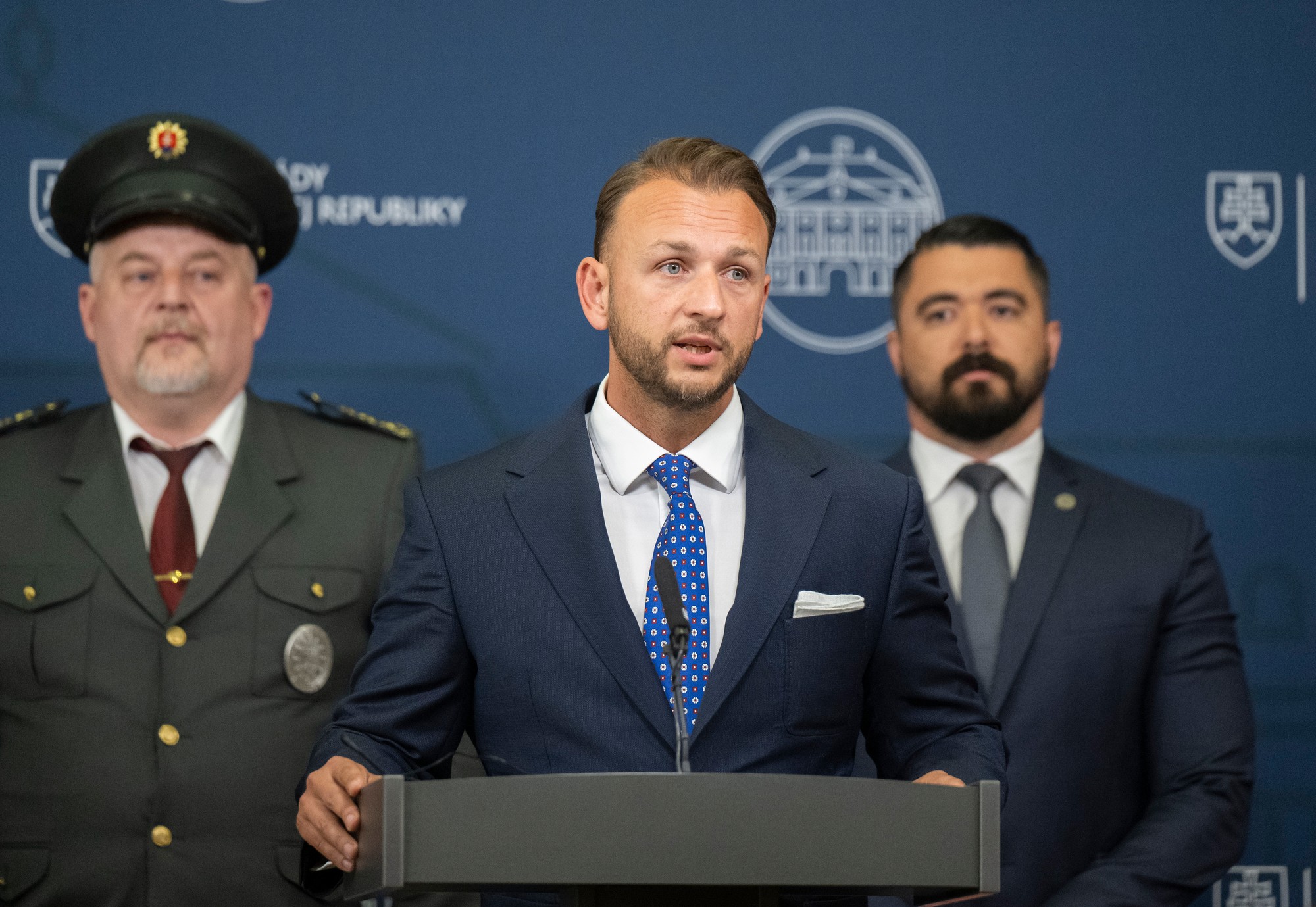 Zľava prezident Policajného zboru SR Ľubomír Solák, minister vnútra SR Matúš Šutaj Eštok (Hlas-SD) a námestník riaditeľa SIS poverený výkonom právomocí riaditeľa SIS Pavol Gašpar.