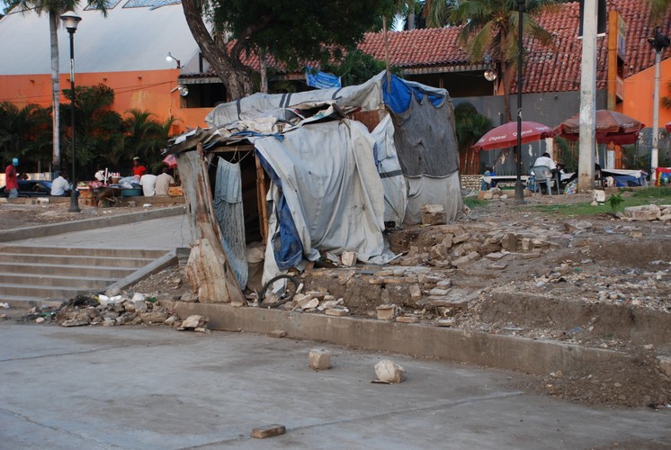 Namiot na skwerze w centrm stolicy