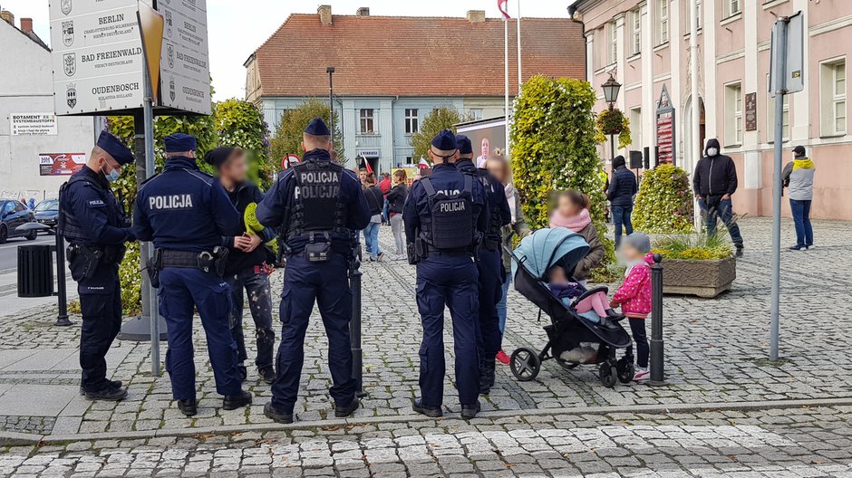 Policja spisuje uczestników nielegalnej manifestacji