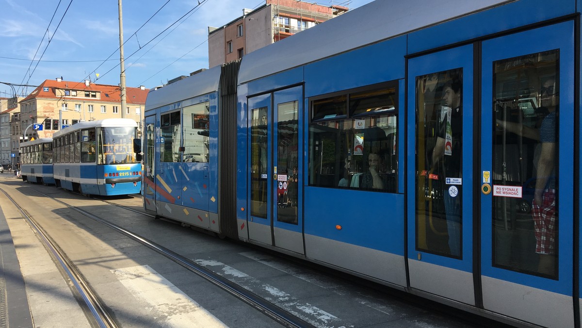 2 września zacznie obowiązywać szkolny rozkład jazdy wrocławskiego MPK, a to oznacza, że tramwaje i autobusy będą jeździć częściej niż podczas wakacji. Do tego ponad 20 przystanków zmieni nazwy, a niektóre autobusy pojadą zmienioną trasą.