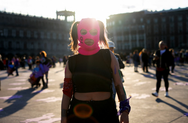 Kobieta pozuje do zdjęcia podczas demonstracji w ramach Międzynarodowego Dnia Eliminacji Przemocy wobec Kobiet w Meksyku, 25 listopada 2023 r.