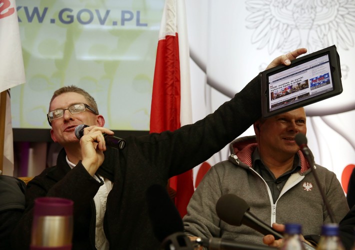 Reżyser Grzegorz Braun w grupie osób, która w trakcie manifestacji przed PKW wtargnęła do siedziby Państwowej Komisji Wyborczej i okupuje salę konferencyjną