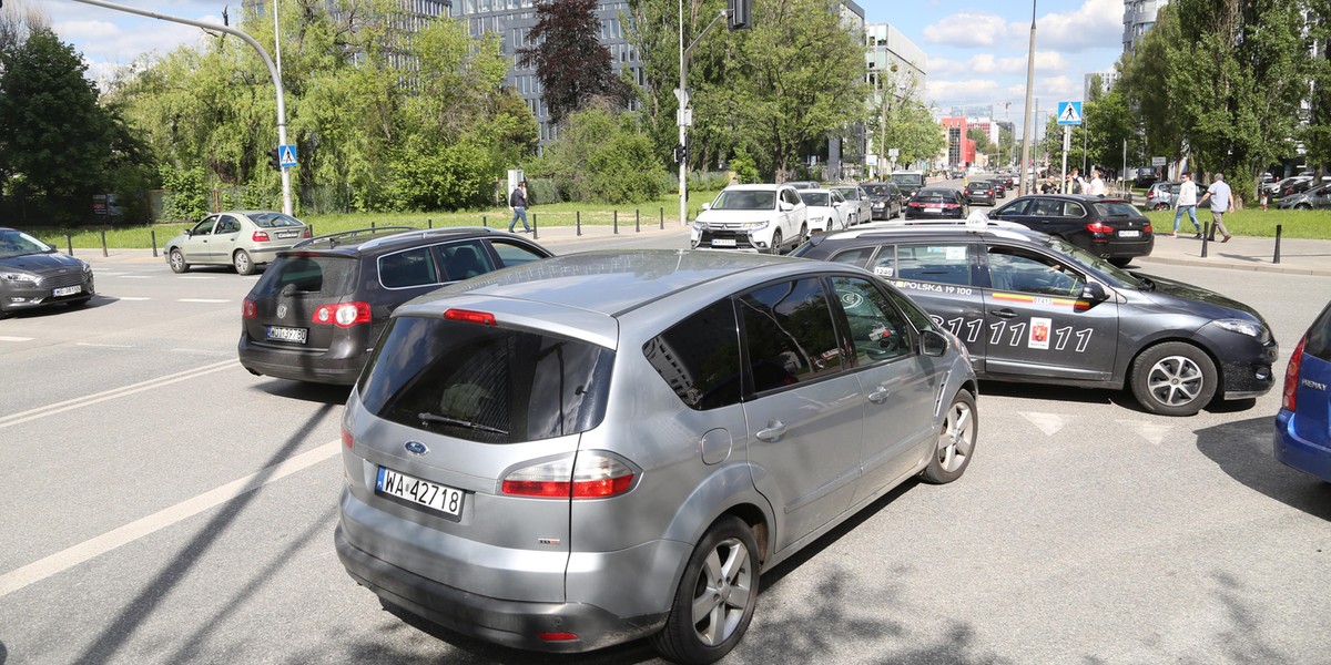 Zróbcie porządek na skrzyżowaniu Domaniewskiej z Postępu