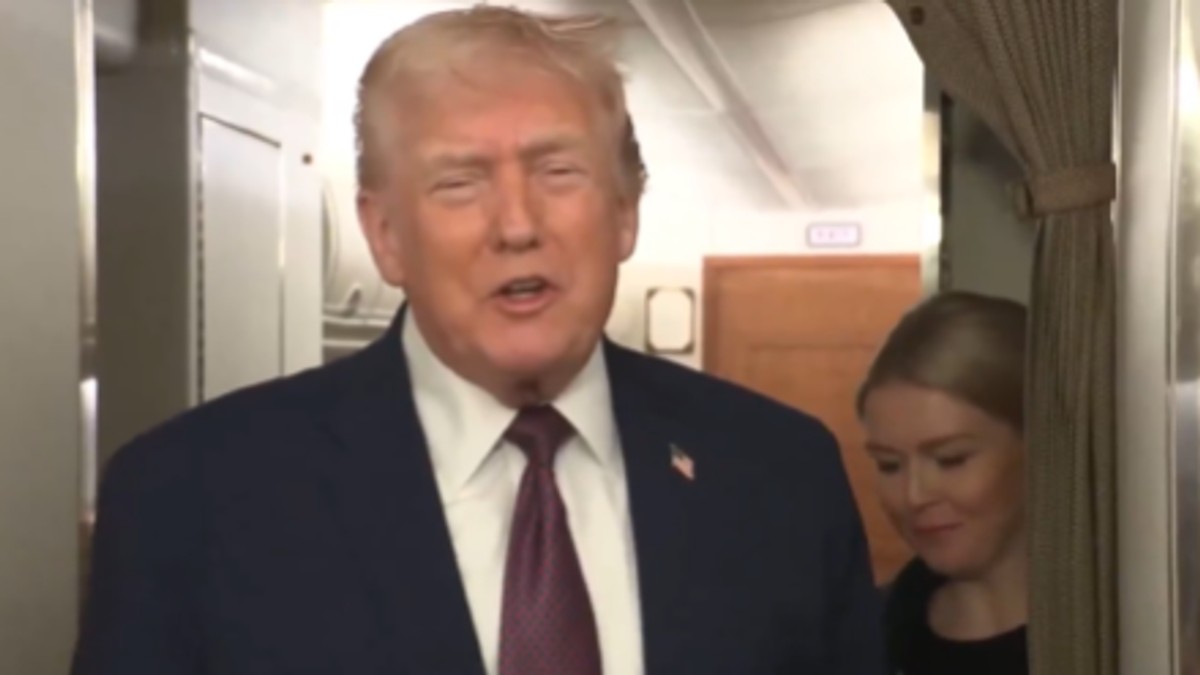 Donald Tramp i Kerolajn Levit u avionu "Air Force One" tokom turbulencije