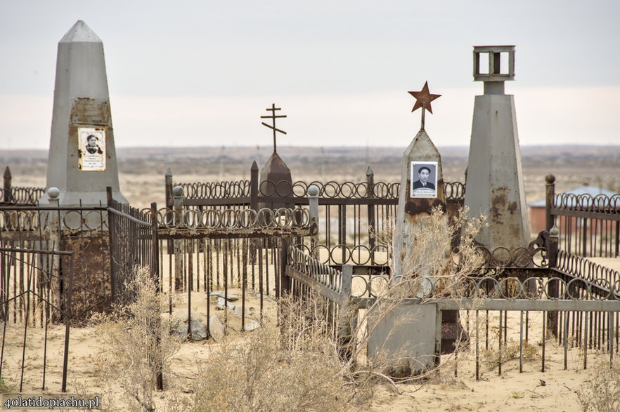 Stary cmentarz w Aralsku kiedyś leżał nad brzegiem jeziora
