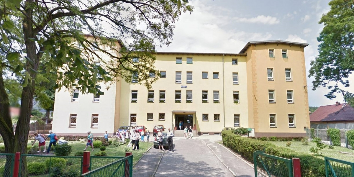 Atak na szkołę w Wałbrzychu. Ostrzelali budynek stalowymi kulkami.