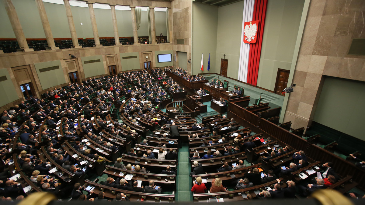 Platforma Obywatelska stworzyła jeden projekt ustawy o związkach partnerskich. Tyle że szefostwo partii obawia się wnieść go do Sejmu, spodziewając się fali krytyki ze strony zwolenników związków, twierdzi "Rzeczpospolita".
