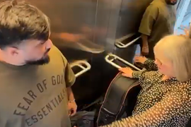 Snimak OGAVNOG POSTUPKA starije žene u liftu izaziva BES U TALASIMA: Uhvatila dečka koji može SIN DA JOJ BUDE 'u mašinu' i nije odustajala od svog SUMANUTOG ZAHTEVA