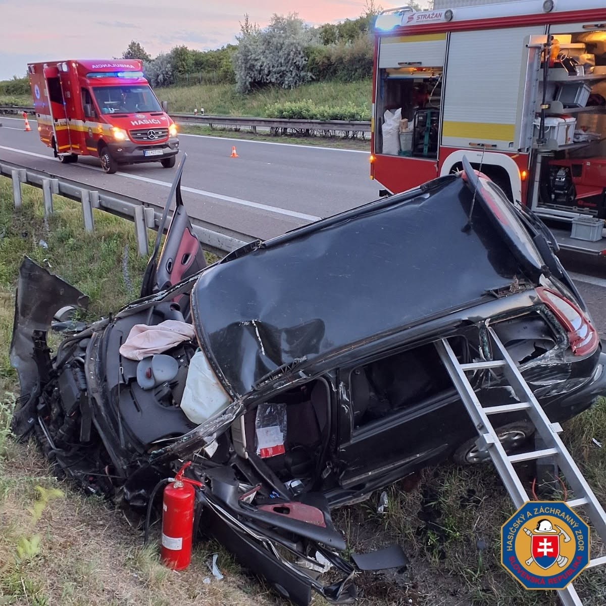  Hasiči zasahovali pri nehode auta, ktoré skončilo mimo vozovky.
