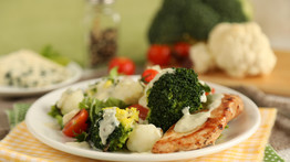 Egészséges, mégis laktató recept: húsos brokkoli- és karfiolsaláta