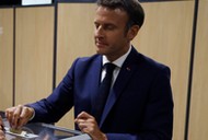 Prezydent Francji Emmanuel Macron podczas I tury wyborów parlamentarnych