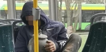 Nietypowy pasażer! Mężczyzna wsiadł do tramwaju z... urną. Ukradł ją z cmentarza