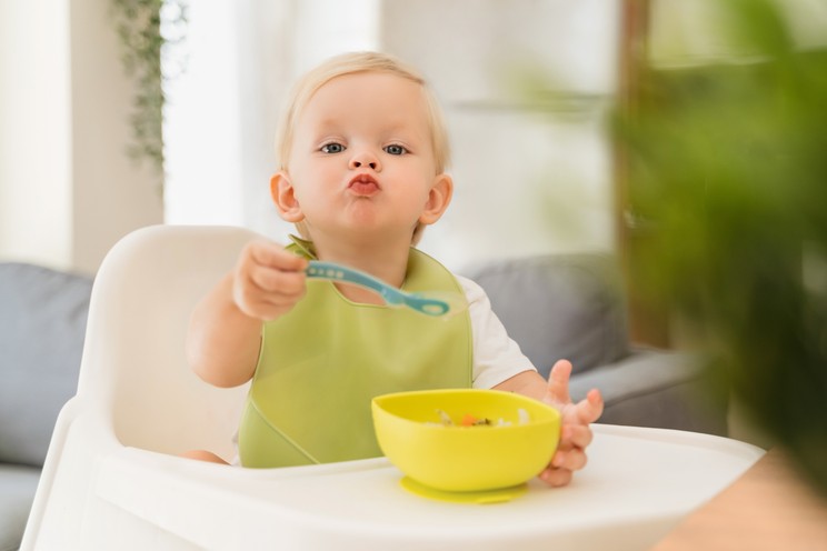 If your baby turns food in your mouth means you get to know her / photo: Shutterstock