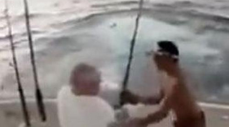A tengerbe vetette magát a halálra rémült horgász – videó