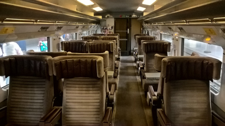 Wnętrze wagonu 1 klasy pociągu Eurostar z Brukseli do Londynu