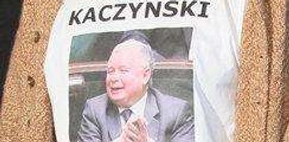 Piosenkarz szokuje koszulką z Kaczyńskim