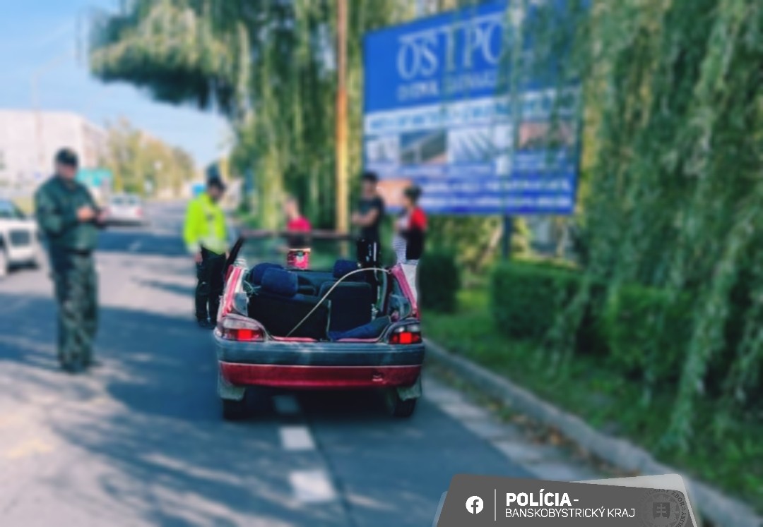 Vodič sa viezol na podomácky vyrobenom aute.