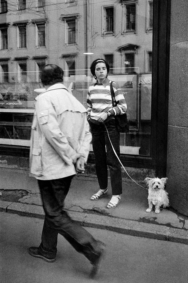 Jej córka nazwała to zdjęcie "aktem przypadkowej miłości". Podkreśla, że centrum tej fotografii jest pies. Zdjęcie zrobione w Leningradzie w 1985 roku. 