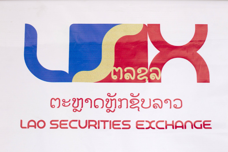 Logo giełdy Lao Securities Exchange (LSX). Fot. Brent Lewin/Bloomberg