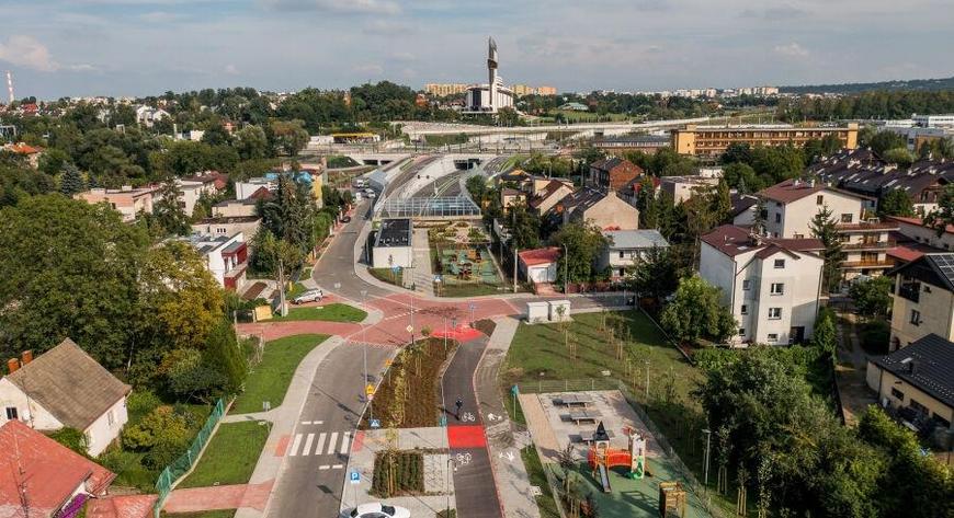Tunel umożliwi pieszym bezpieczne przejście, a rowerzystom przejazd pod magistralą kolejową oraz torami tramwajowymi i jezdnią ul. Zakopiańskiej.