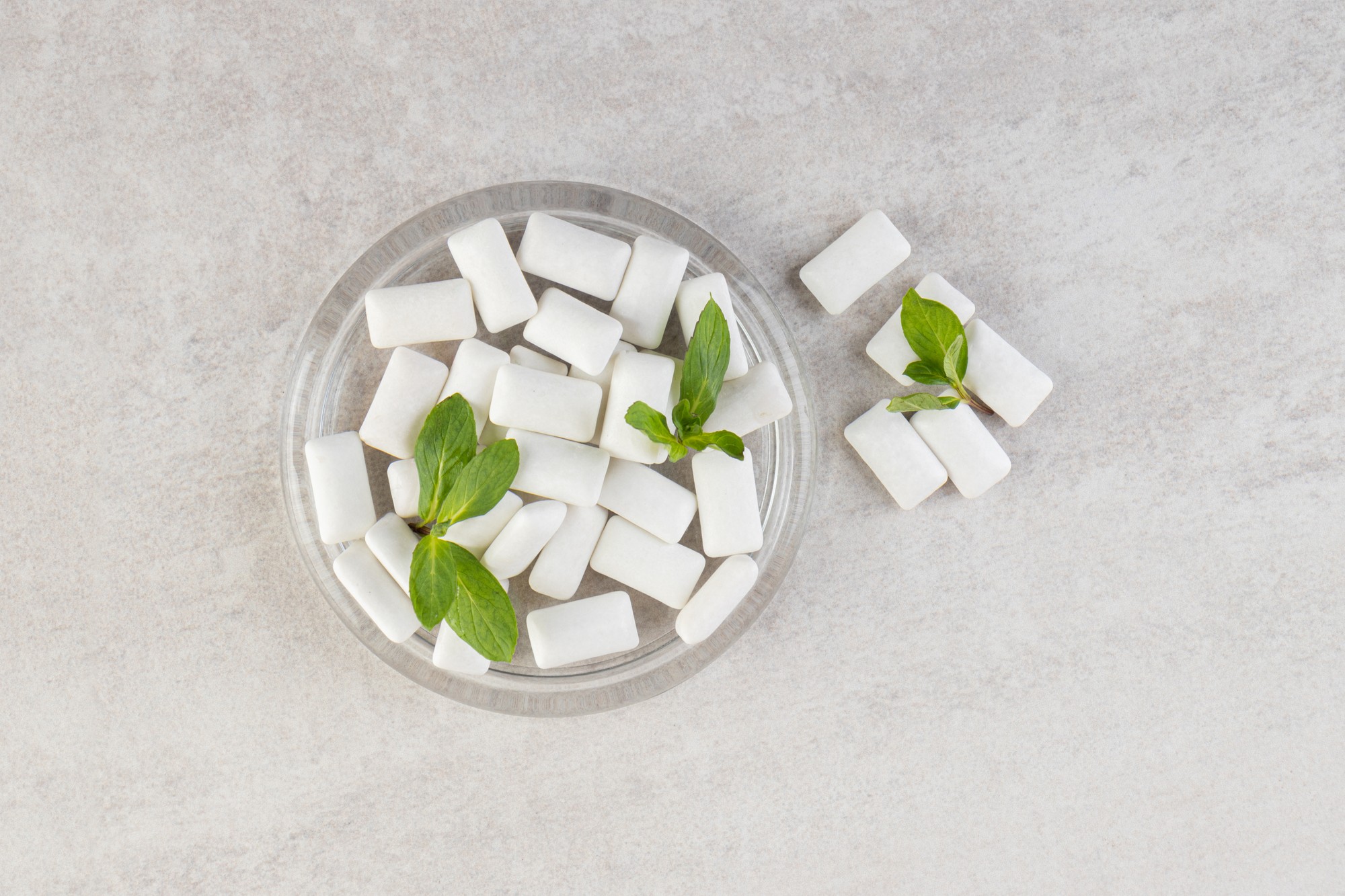 Xylitol sa často používa v žuvačkách bez cukru. Nová analýza však upozorňuje na možnú súvislosť medzi jeho vyššími hladinami v krvi a kardiovaskulárnym rizikom. (Ilustračný obrázok)