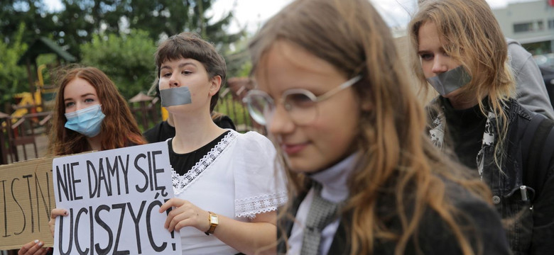 Niemy protest uczniów podczas wizyty Czarnka. "Trzeba ustalić, dlaczego nie są w szkole"