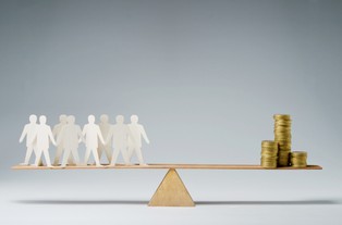 Szumlewicz: Opóźniasz pensję? Zapłać odsetki [FELIETON]