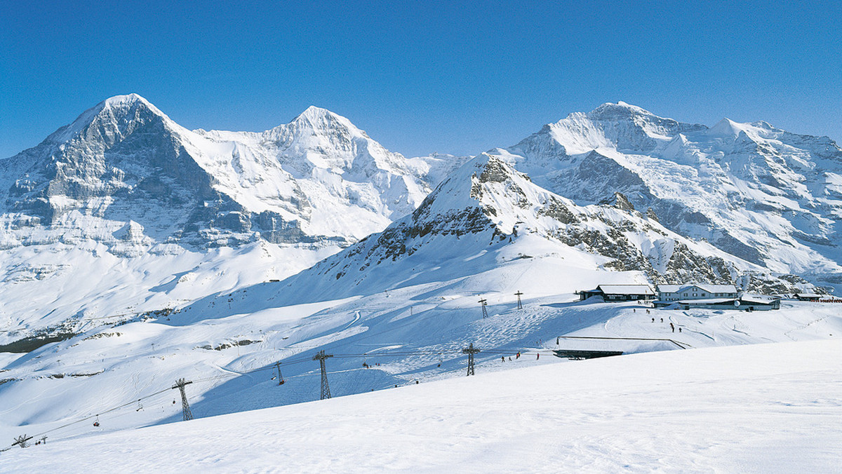 Szusowanie z widokiem na legendarną północną ścianę Eigeru i monumentalne szczyty Alp Berneńskich: Mőnch i Jungfrau, saneczkarstwo na specjalnie przeznaczonych do tego torach i stokach, wjazd komfortowym pociągiem na wysokość 3471 m n.p.m. przez tunel wyryty we wnętrzu alpejskiego molocha oraz wycieczki piesze lub kolejowe, po całym rejonie, pociętym polodowcowymi jeziorami - to zimowe atrakcje pobytu w szwajcarskim Grindelwaldzie, sercu Alp.