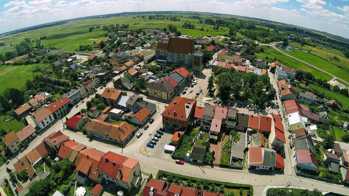 1 stycznia na mapie województwa świętokrzyskiego pojawią się trzy nowe miasta. W tym gronie jest też Wiślica, w której mieszka zaledwie pół tysiąca osób. A to oznacza, że po Nowym Roku będzie to najmniejsze miasto w Polsce. – Doczekaliśmy się historycznego momentu, kiedy będzie można przypomnieć o znaczeniu Wiślicy – mówi jeszcze wójt, a już za chwilę burmistrz Stanisław Krzak.