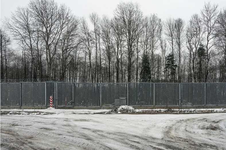 Pięciometrowy mur oddziela Polskę od Białorusi. Opaka Duża, 1 grudnia 2022 r.