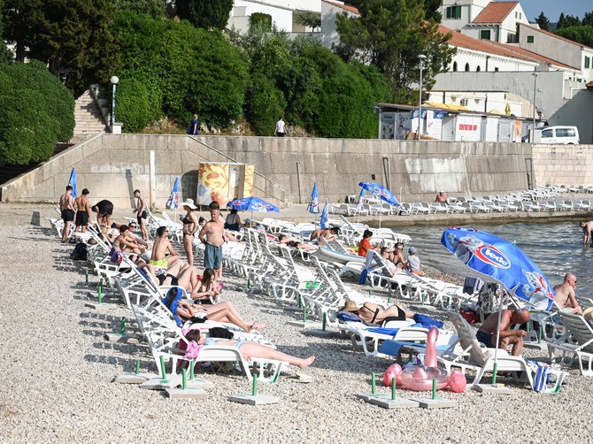 Ljudi masovno idu na more u Neum, jedini grad u BiH koji ima obalu