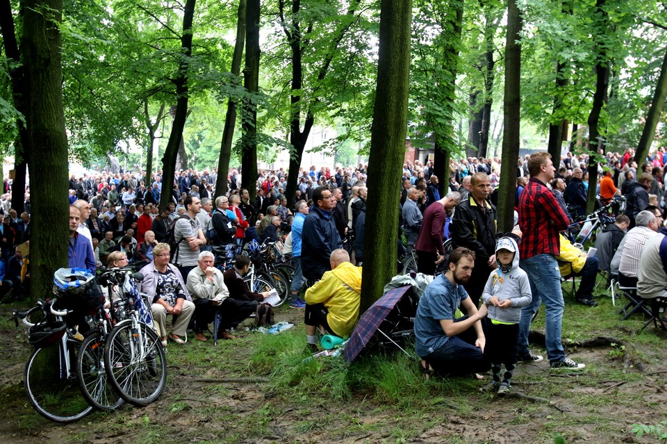 PIEKARY ŚLĄSKIE PIELGRZYMKA MĘŻCZYZN (pielgrzymi podczas uroczystości religijnych)