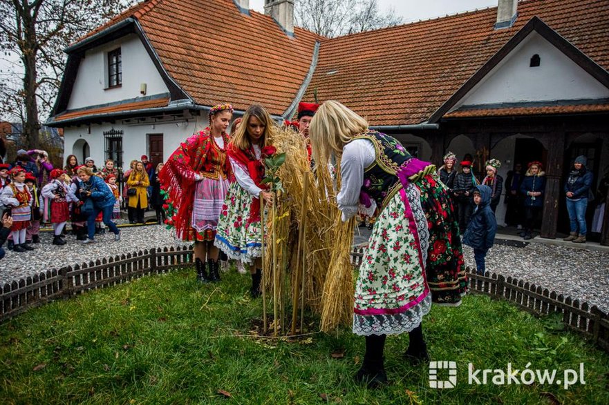 Obrzęd „Osadzanie Chochoła” przed muzeum w Rydlówce