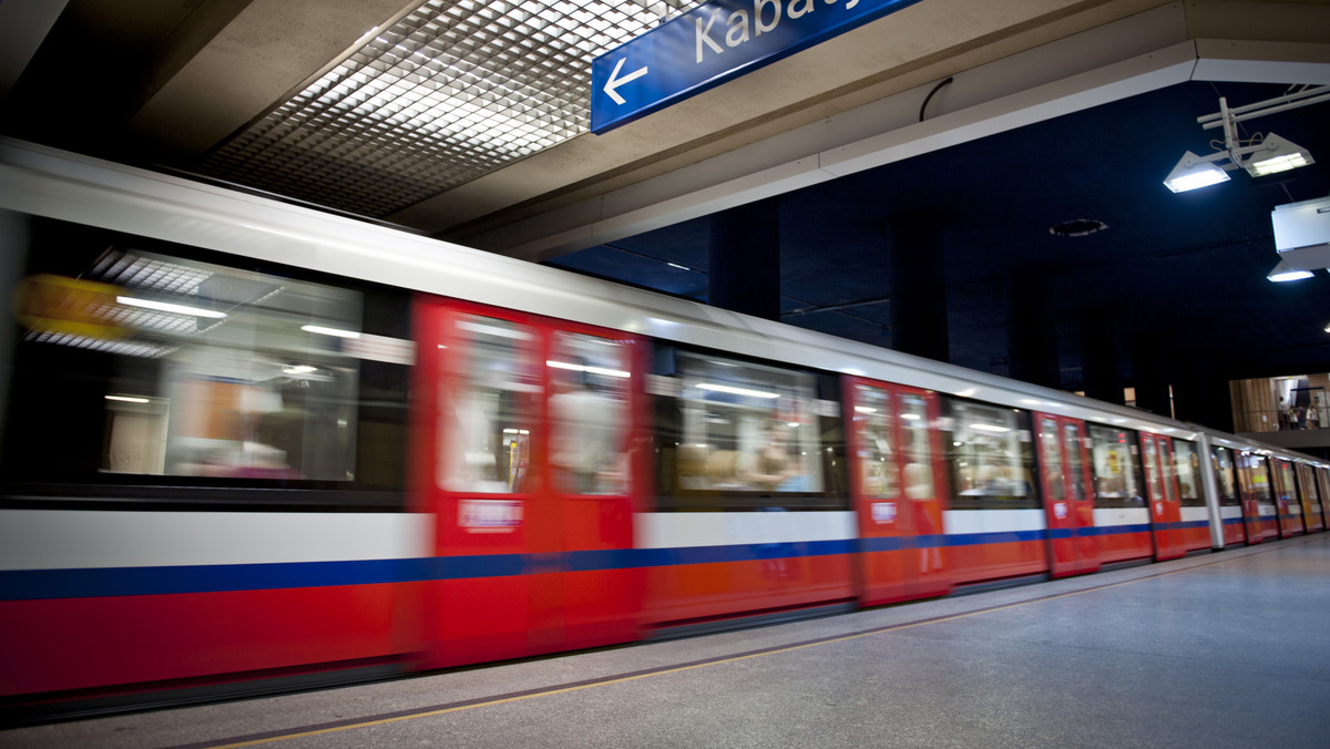 Przez trzy dni składy pierwszej nitki warszawskiego metra nie będą kursowały na odcinku między stacjami Kabaty a Wilanowska. Dla pasażerów uruchomiona zostanie zastępcza komunikacja autobusowa. Wszystko przez prace nad unowocześnianiem systemu sterowania ruchem pociągów.