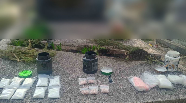 Az elhunyt apa sírkövéhez rejtette az illegális anyagot egy anya-fia drogkereskedő páros / Fotó: police.hu