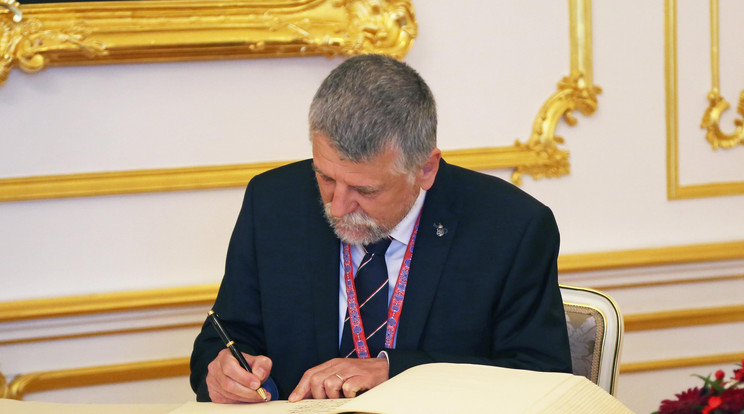 A házelnök a V4-ek pozsonyi parlamenti elnöki találkozóján a részvevőkkel együtt egy közöt nyilatkozatot is aláírt / Fotó: MTI/Filep István