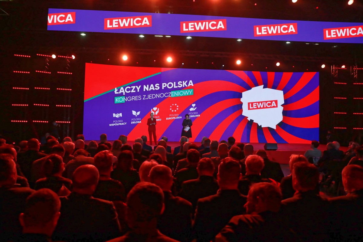 Warszawa, 09.10.2021. Posłanki Lewicy Joanna Scheuring-Wielgus (C-L) i Anna Maria Żukowska (C-P) podczas Konwencji Zjednoczeniowej Nowej Lewicy, 9 bm. w Hali Expo w Warszawie. (jm) PAP/Albert Zawada