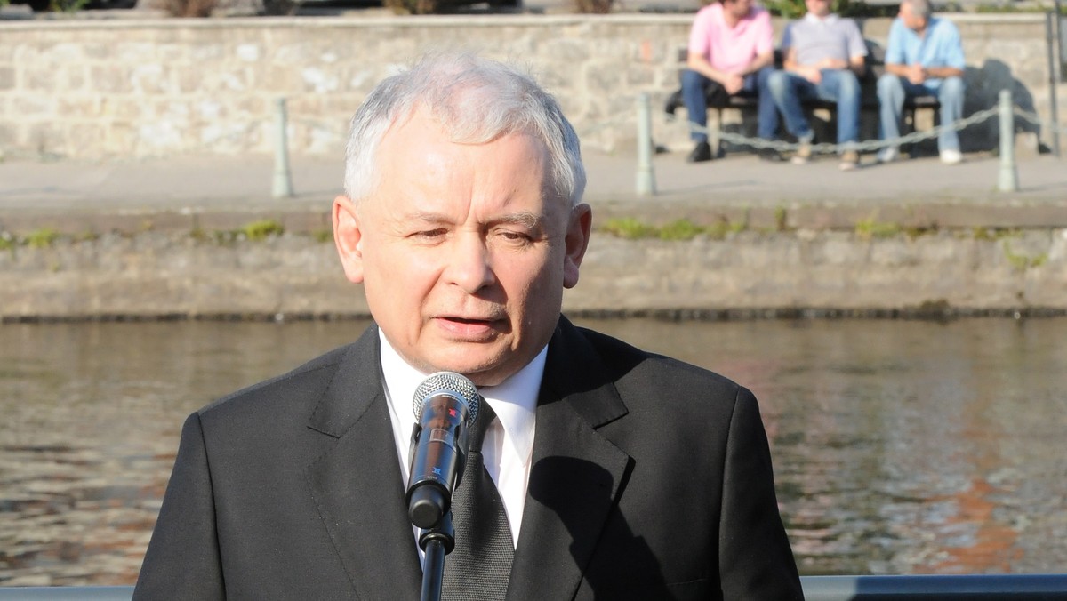 Prezes PiS Jarosław Kaczyński przyjechał dzisiaj na Jasną Górę, gdzie mówił o zagrożeniach dla dzisiejszego Kościoła w Polsce. - Mamy do czynienia ze szczególną sytuacją. Pewna grupa przeprowadza najpotężniejszy w ciągu ostatnich 20 lat atak na fundamentalne wartości. Profanowany jest krzyż. Mamy do czynienia z coraz bardziej intensywną propagandą małżeństw homoseksualnych, a nawet adopcji przez takie pary. Jest to więc wielkie zagrożenie - mówił Kaczyński.