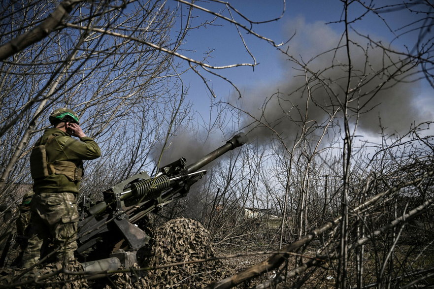 Ukraińscy żołnierze ostrzeliwujący z haubicy rosyjskie pozycje w pobliżu Bachmutu, 23 marca 2023 r.