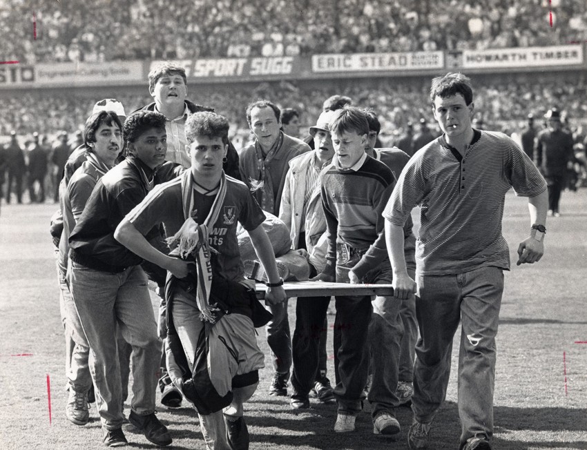 Navijači nose jednog od povređenih nakon tragedije na stadionu Hilsboro