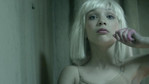 Maddie Ziegler w teledysku do utworu "Chandelier"