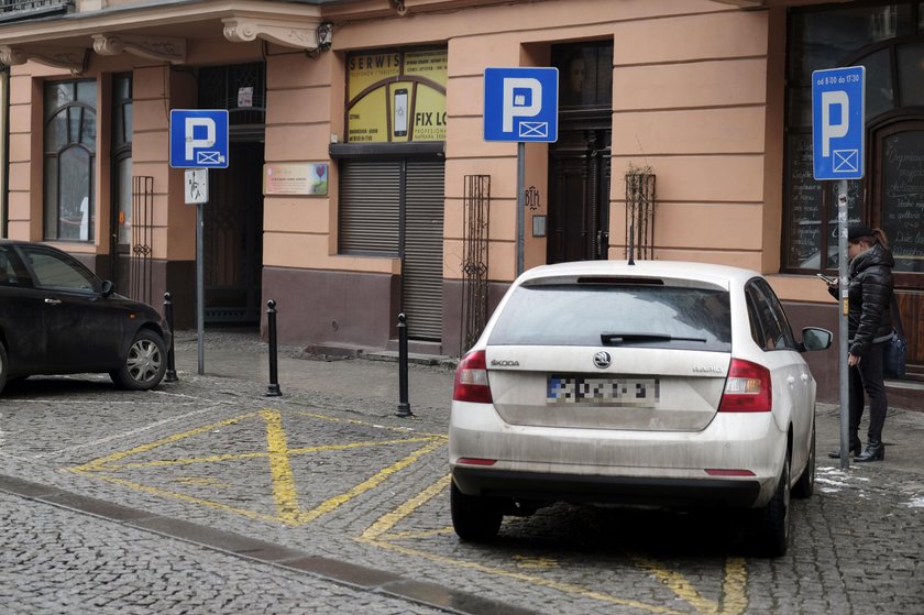 Katowice. Koperty zajmują miejsca parkingowe w centrum