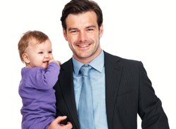 To się chwali: ojcowie chcą spędzać coraz więcej czasu z rodziną niż w pracy