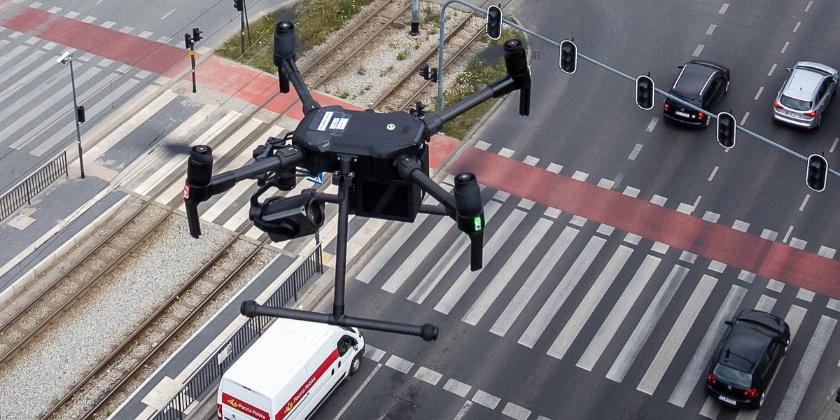 Dron w służbie policji drogowej w roku szkolnym w Łodzi.