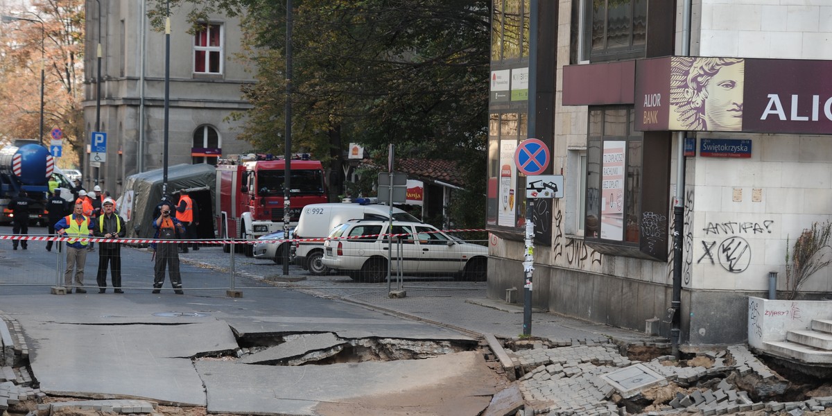 Zapadła się ziemia na Świętokrzyskiej w Warszawie