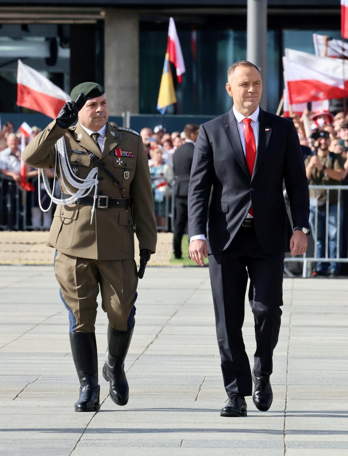 Nawrocki przejął zwierzchnictwo nad armią. Incydent w trakcie wystąpienia szefa MON