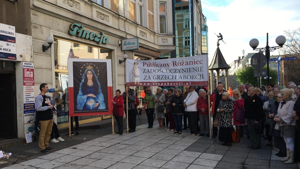 Kilkadziesiąt osób uczestniczyło w publicznym różańcu, który odbył się dzisiaj przed biurem PiS w Gorzowie Wielkopolskim. Jego organizatorzy zaznaczają, że jako wyborcy PiS-u domagają się od polityków obrony życia. Chodzi o projekt "Zatrzymaj aborcję", który utknął na etapie sejmowych komisji. - Nie można mówić o ojczyźnie, Polsce i jednocześnie pozwalać, żeby mali niepełnosprawni Polacy byli zabijani - mówi jeden ze współorganizatorów dzisiejszego wydarzenia.